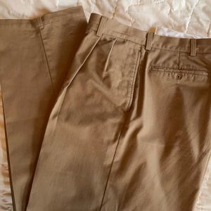 Men’s kakis LL Bean  37/32. EUC Front pleated pant